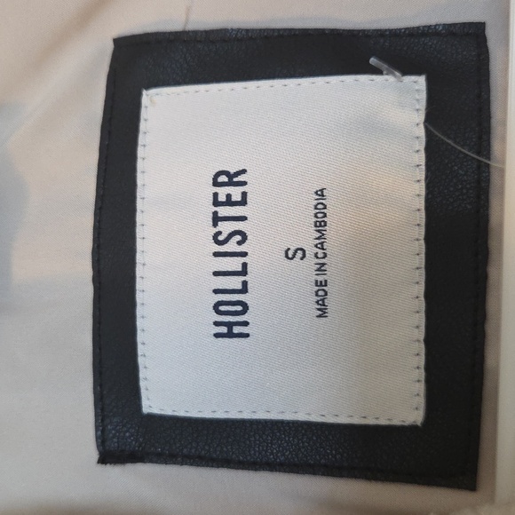 Hollister Cream Sherpa Jacket with Black Accents - Picture 3 of 9